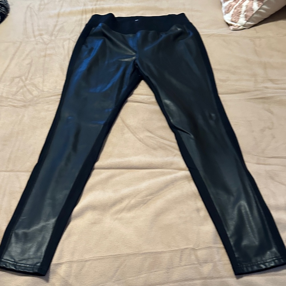 Kensie Black Leggings Faux leather in the front